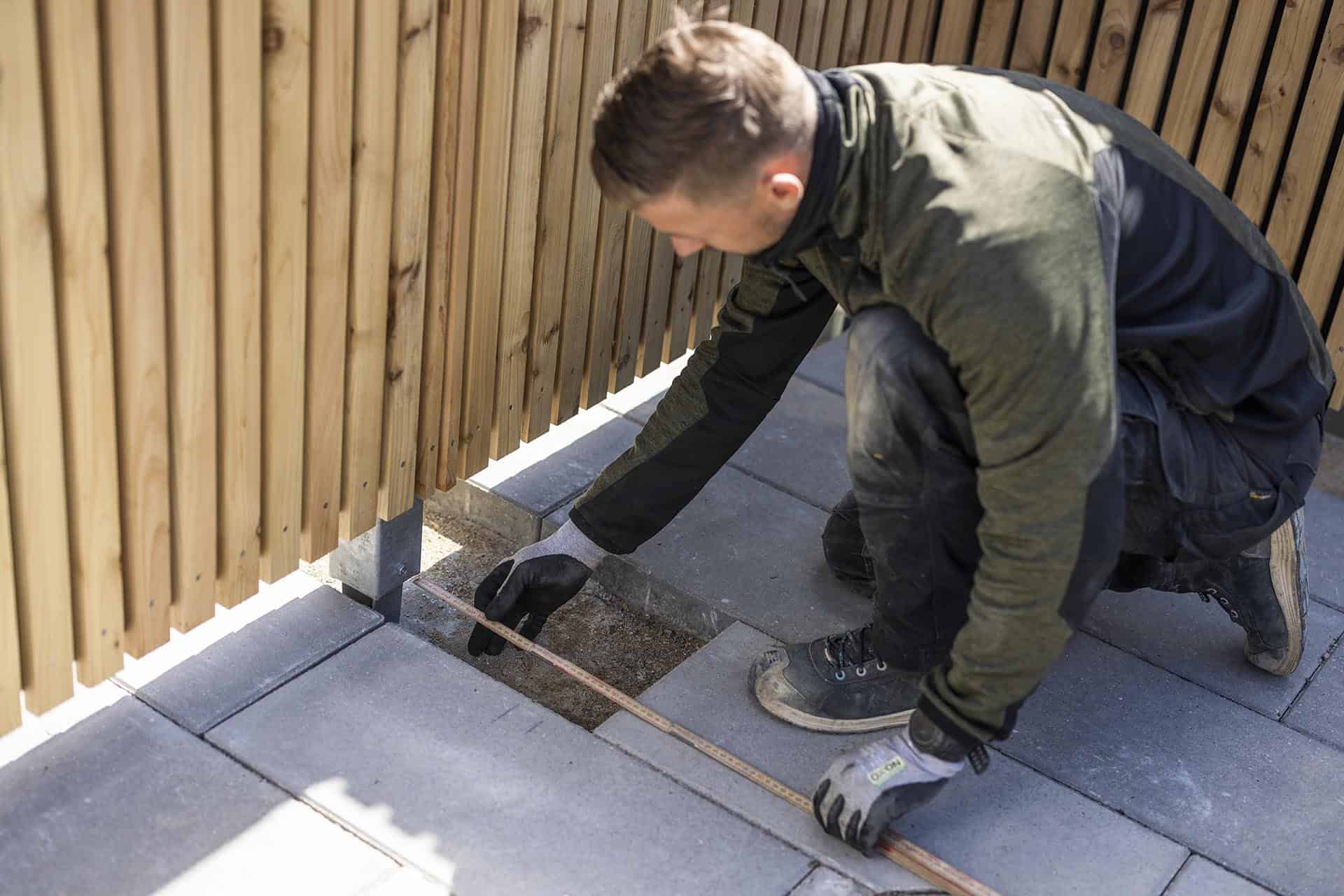 en mand måler op